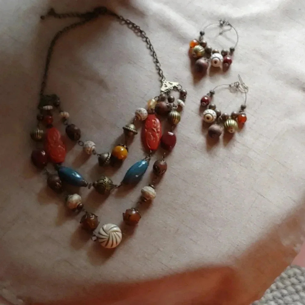 Costume jewelry necklace and earring set - Picture 1 of 4